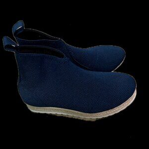 Charleston Shoe Company, Navy blue canvas booties, size 7